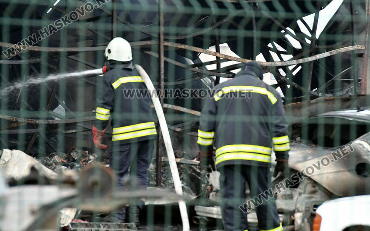 Пожар изпепели автоморга в хасковския квартал &bdquo;Болярово&ldquo;