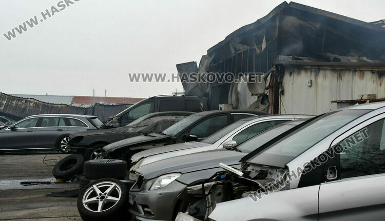 Пожар изпепели автоморга в хасковския квартал &bdquo;Болярово&ldquo;