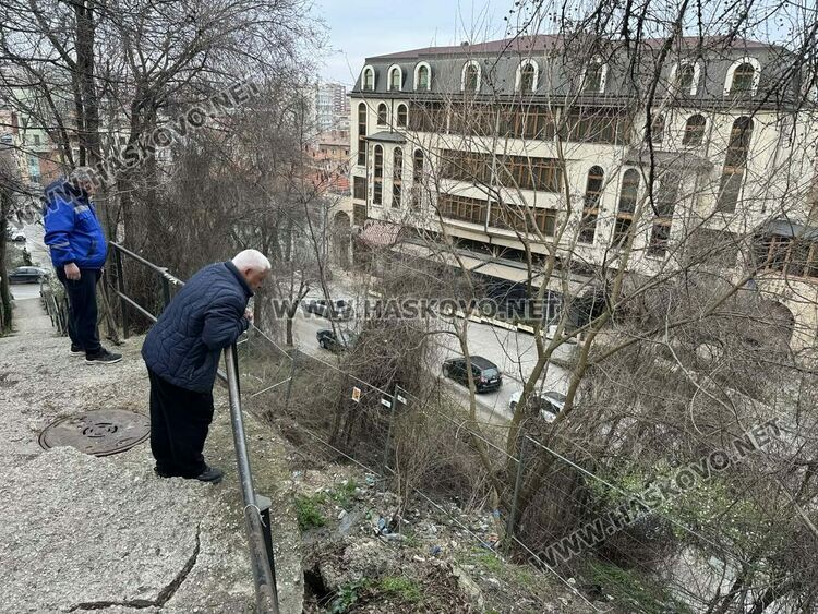 Хасковлии: Вода изби от подпорна стена и потече по бул. &bdquo;Освобождение&ldquo;