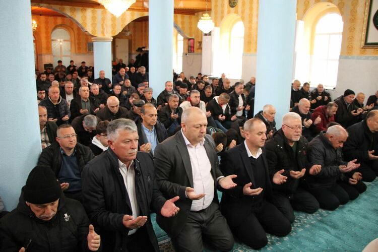 Стотици мюсюлмани посрещнаха Рамазан Байрам с празнична молитва в Ардино