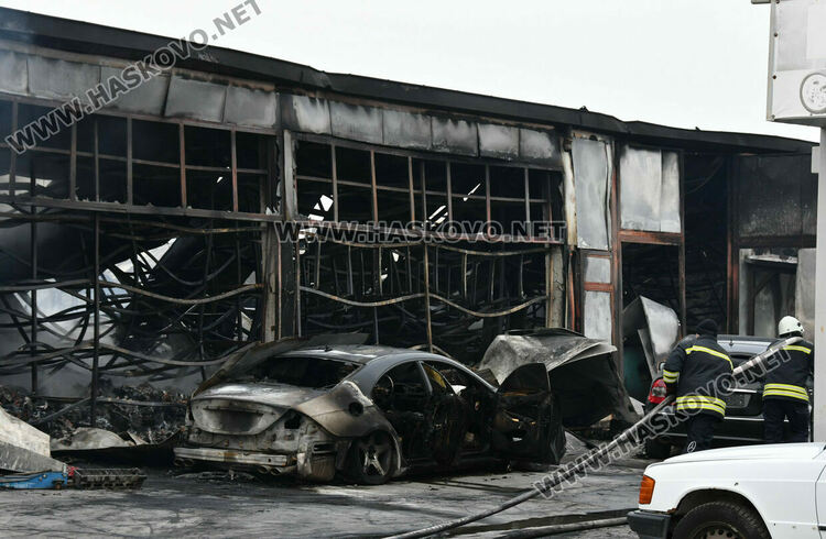 Пожар изпепели автоморга в хасковския квартал &bdquo;Болярово&ldquo;