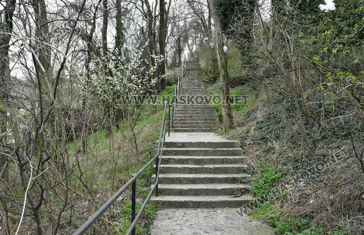 Хасковлии: Вода изби от подпорна стена и потече по бул. &bdquo;Освобождение&ldquo;
