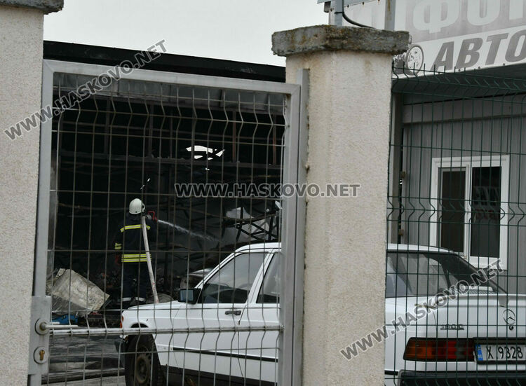 Пожар изпепели автоморга в хасковския квартал &bdquo;Болярово&ldquo;