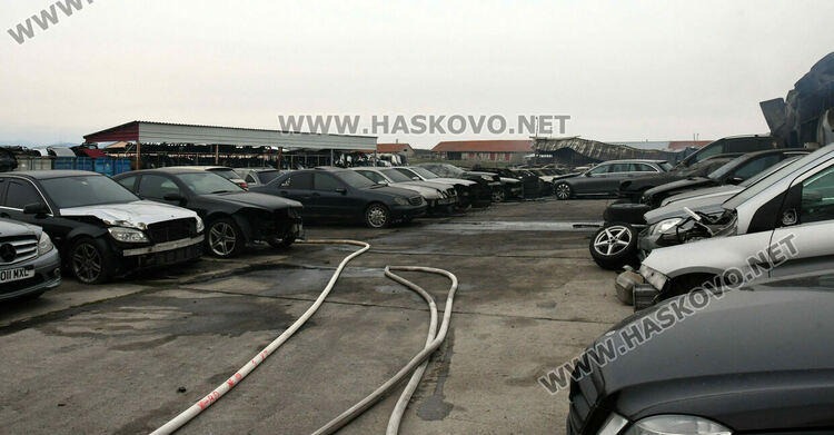 Пожар изпепели автоморга в хасковския квартал &bdquo;Болярово&ldquo;