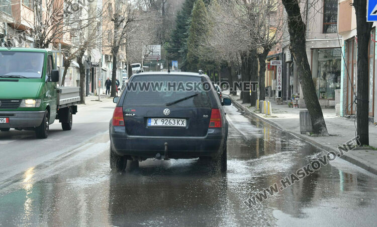 Хасковлии: Вода изби от подпорна стена и потече по бул. &bdquo;Освобождение&ldquo;