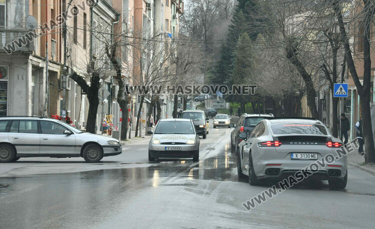 Хасковлии: Вода изби от подпорна стена и потече по бул. &bdquo;Освобождение&ldquo;