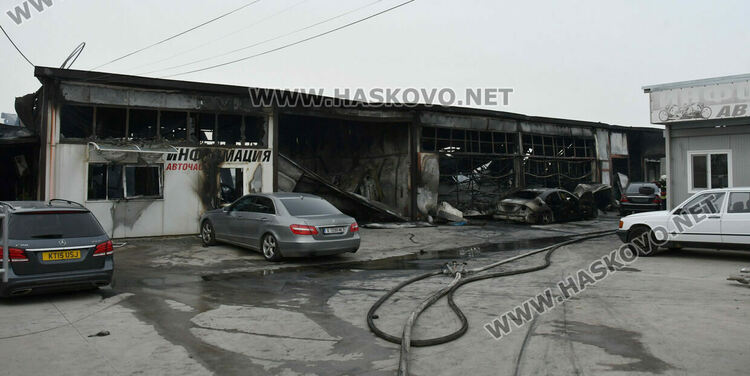 Пожар изпепели автоморга в хасковския квартал &bdquo;Болярово&ldquo;