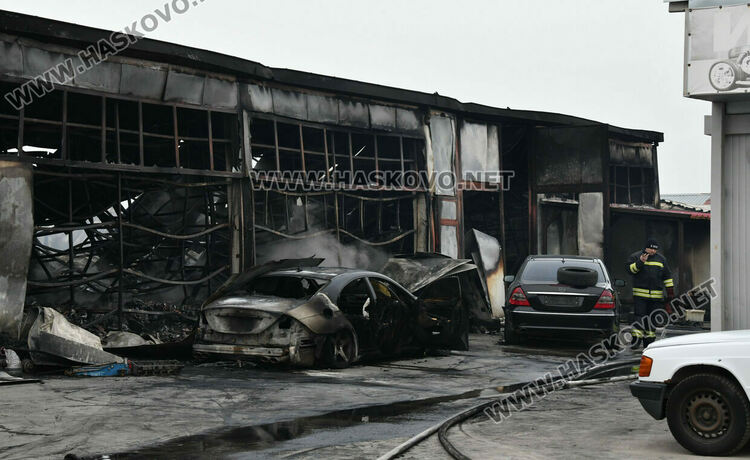 Пожар изпепели автоморга в хасковския квартал &bdquo;Болярово&ldquo;