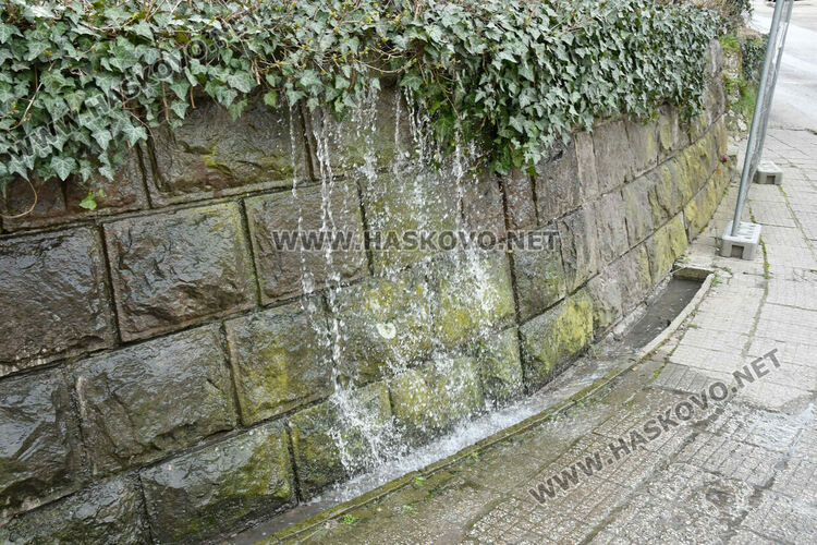 Хасковлии: Вода изби от подпорна стена и потече по бул. &bdquo;Освобождение&ldquo;
