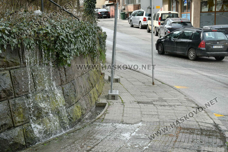 Хасковлии: Вода изби от подпорна стена и потече по бул. &bdquo;Освобождение&ldquo;