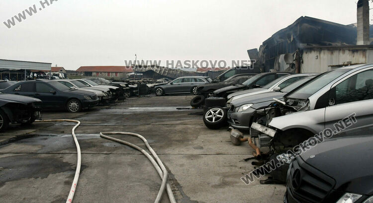 Пожар изпепели автоморга в хасковския квартал &bdquo;Болярово&ldquo;