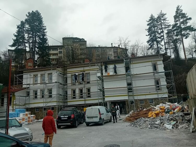 Обновяват сградата на стадион &bdquo;Септември&ldquo;, ще бъде изградена и поливна система на терена