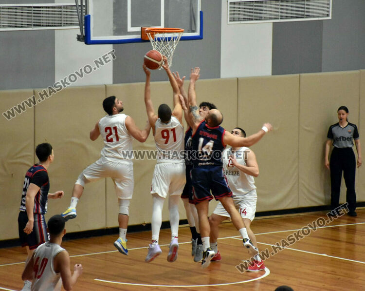 В оспорван баскетболен мач "Хасково Б" изгуби от "Делфин Бургас"
