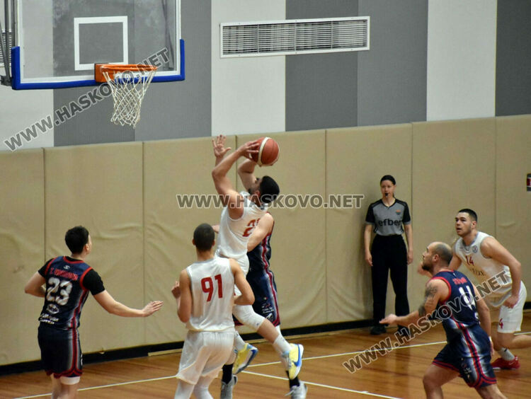 В оспорван баскетболен мач "Хасково Б" изгуби от "Делфин Бургас"