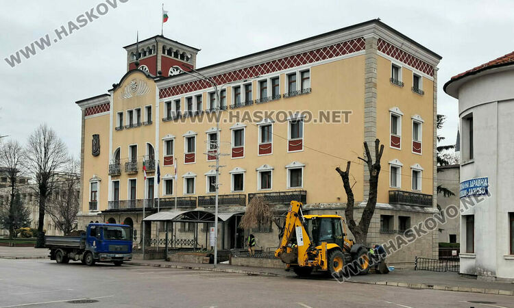 Обновиха градинката пред Общината през уикенда