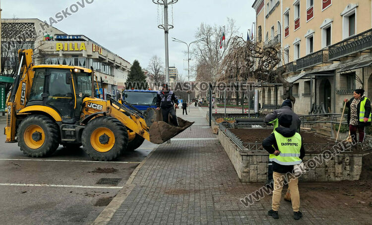 Обновиха градинката пред Общината през уикенда