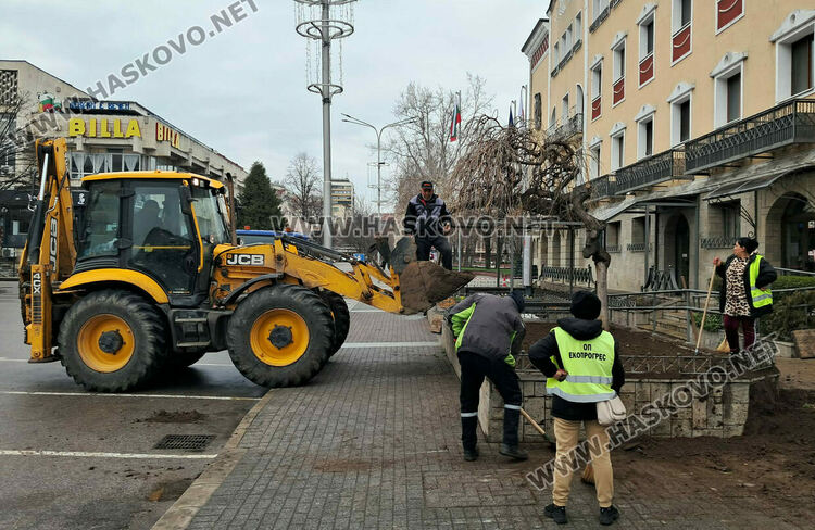 Обновиха градинката пред Общината през уикенда