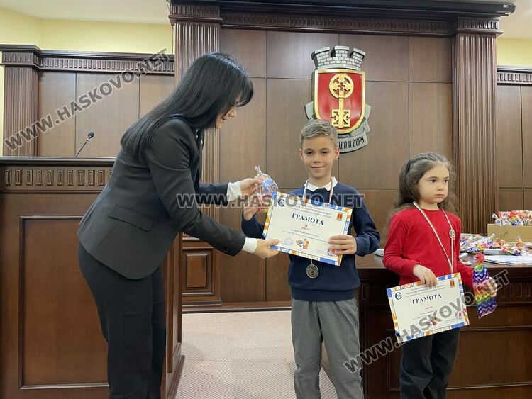 Отличиха най-добрите математици на Хасково