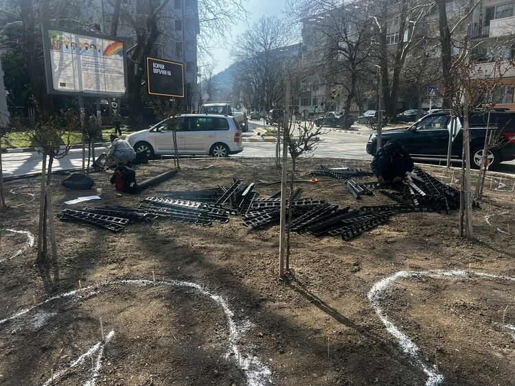 Започна пролетната поддръжка на зелените площи в Асеновград