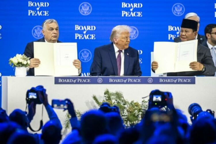 Унгарският премиер Виктор Орбан, президентът на САЩ Доналд Тръмп и индонезийският държавен глава Прабово Субианто на церемонията по подписване на устава на съвета