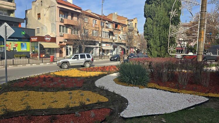 Започна пролетната поддръжка на зелените площи в Асеновград