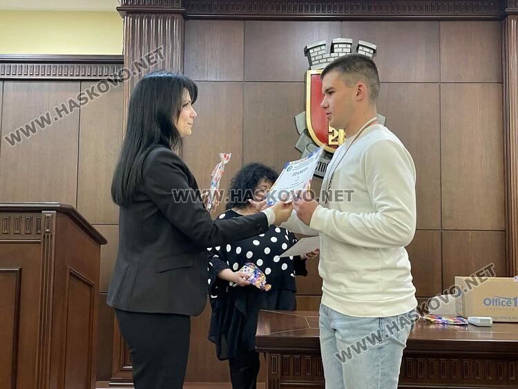 Отличиха най-добрите математици на Хасково