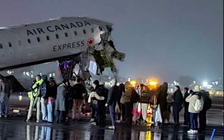 На снимки, направени след инцидента, се виждат видими повреди по носа на самолета, който е наклонен нагоре.