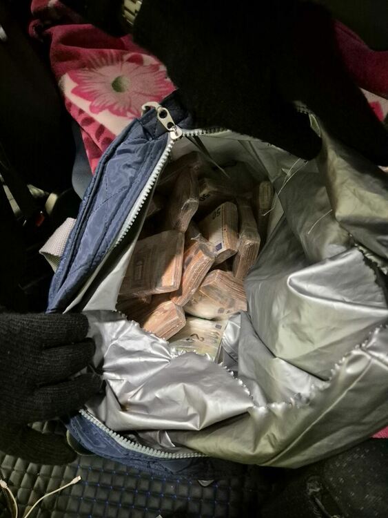 Заловиха недекларирани 220 000евро  в чанта с шоколадови изделия