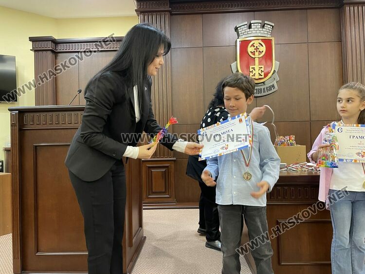 Отличиха най-добрите математици на Хасково