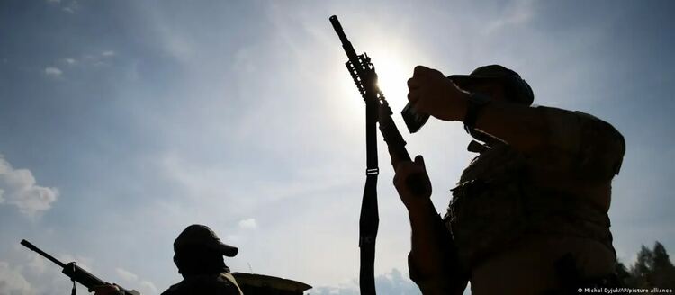 Чуждестранни доброволци, решили да помогнат на Украйна да отблъсне руската агресия, преминават военно обучение.