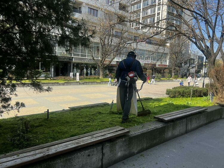 Започна пролетната поддръжка на зелените площи в Асеновград