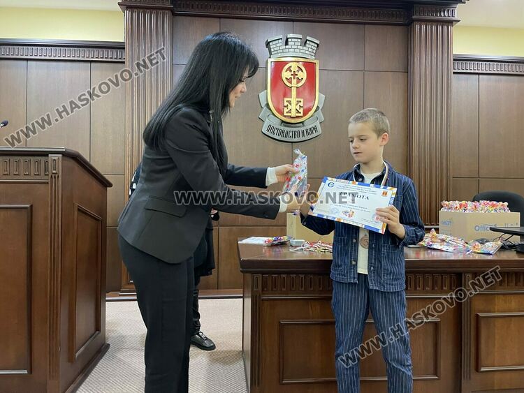 Отличиха най-добрите математици на Хасково