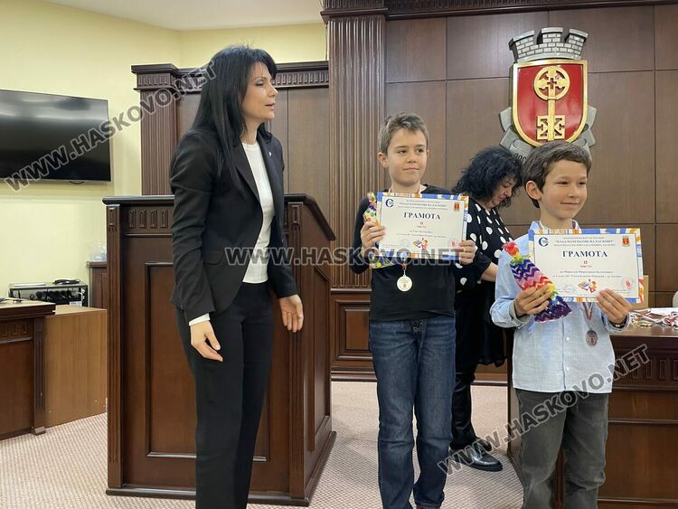 Отличиха най-добрите математици на Хасково