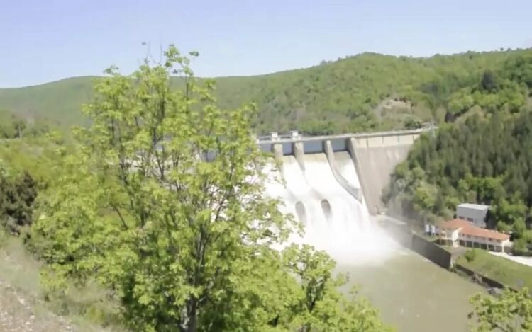 Налага се превантивно изпускане на язовири, тъй като се очакват нови валежи.