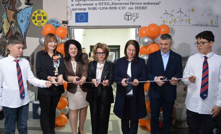 Областният управител откри новосъздадения център за високи постижения в ПГЕЕ"Капитан Петко войвода"