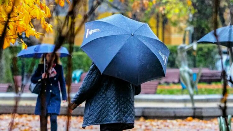 Облачен и дъждовен вторник