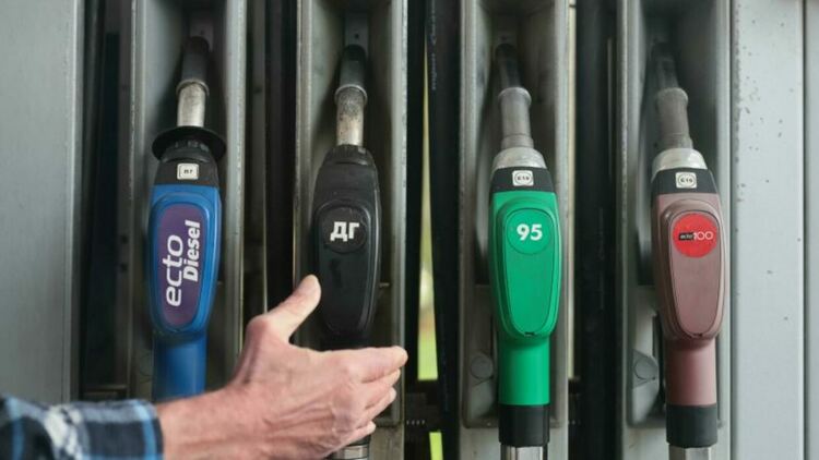 Зареждане на гориво на бензиностанция