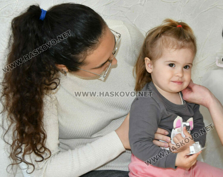 Благовещение доведе десетки деца в хасковски салон за пробиване на уши