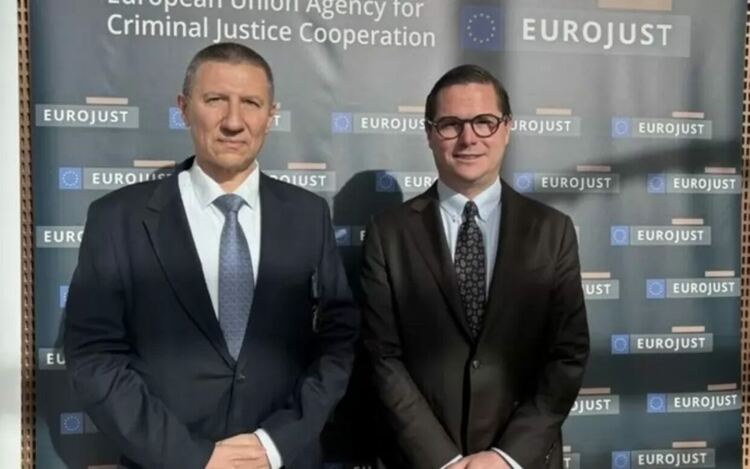 Преди дни пресцентърът на прокуратурата съобщи, че Сарафов се е видял с президента на Евроджъст Михаел Шмид, докато е участвал в 20-ия Консултативен форум на главните прокурори от ЕС. Освен това приел покана да гостува на унгарския главен прокурор през месец май.