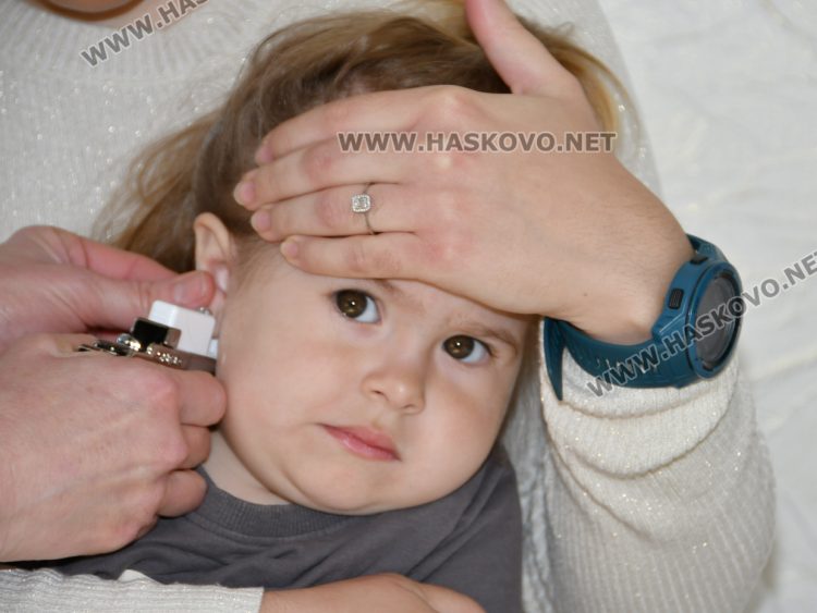 Благовещение доведе десетки деца в хасковски салон за пробиване на уши