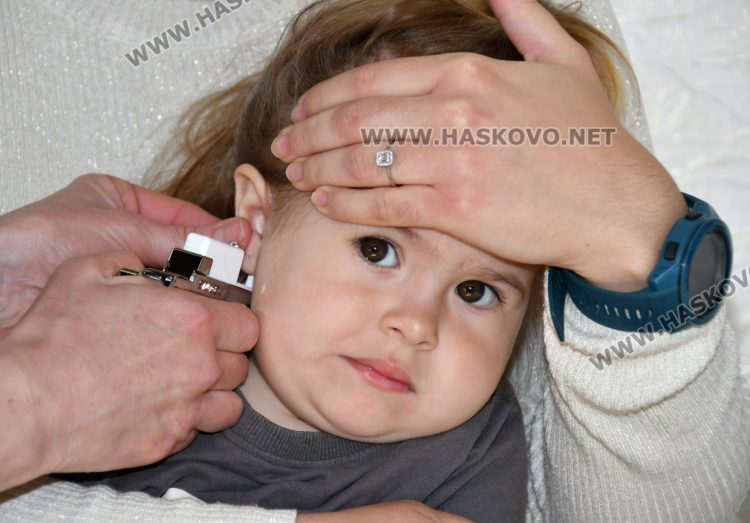 Благовещение доведе десетки деца в хасковски салон за пробиване на уши