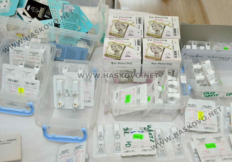 Благовещение доведе десетки деца в хасковски салон за пробиване на уши