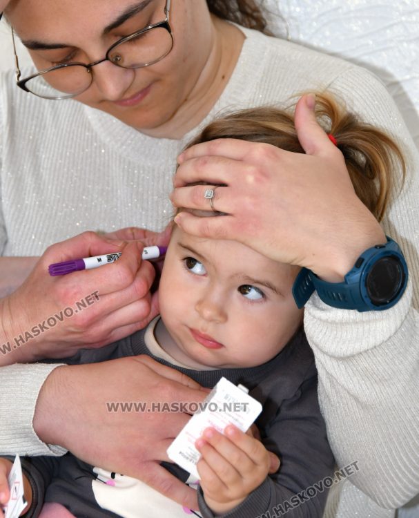 Благовещение доведе десетки деца в хасковски салон за пробиване на уши