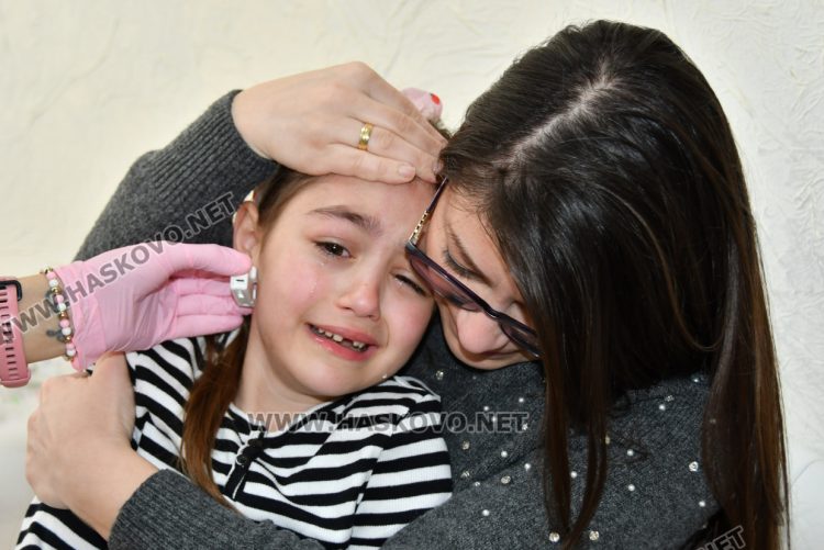 Благовещение доведе десетки деца в хасковски салон за пробиване на уши