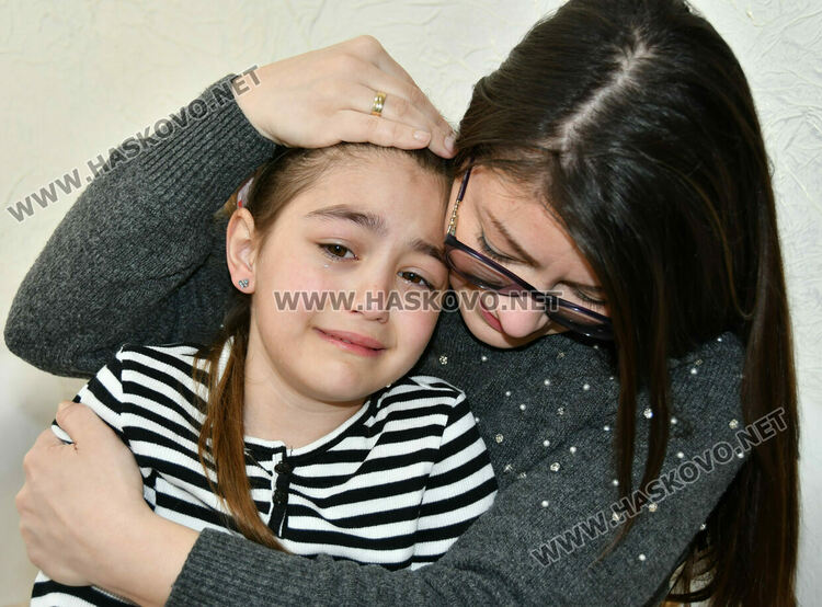 Благовещение доведе десетки деца в хасковски салон за пробиване на уши
