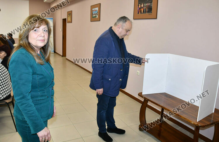 780 нови паравана ще пазят честността на вота в Хасковска област