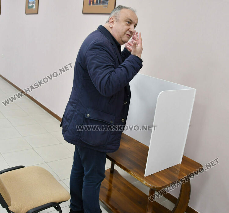 780 нови паравана ще пазят честността на вота в Хасковска област