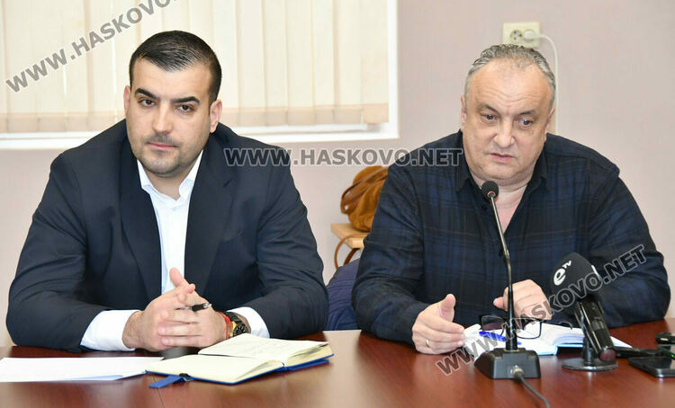 Директорът на ОД На МВР Мирослав Христов и председателят на РИК Добромир Якимов на работната среща за изборите в Областна администрация- Хасково