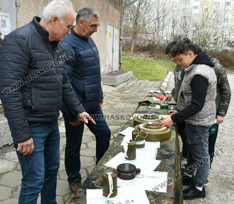 Демонстрираха професията на военните лекари и бойните санитари пред ученици