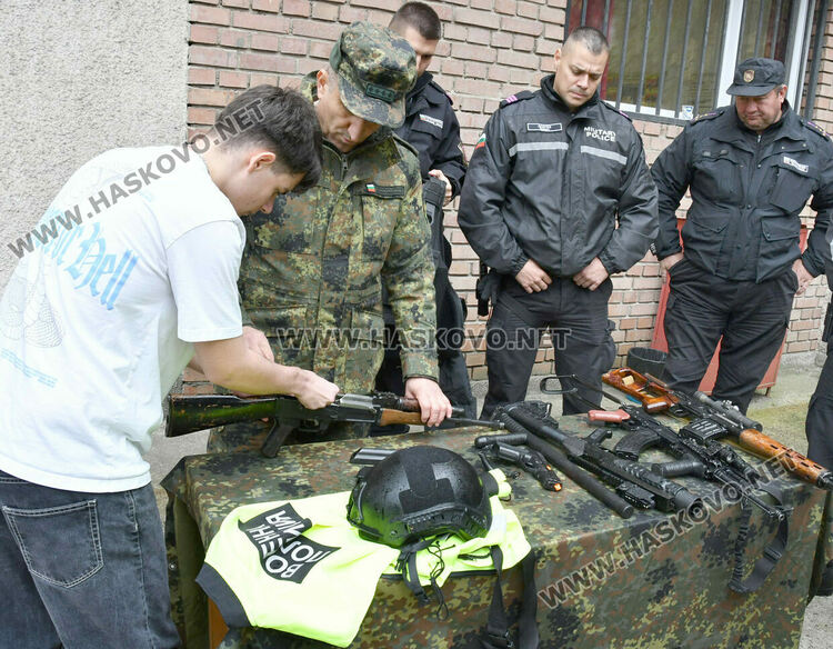 Демонстрираха професията на военните лекари и бойните санитари пред ученици